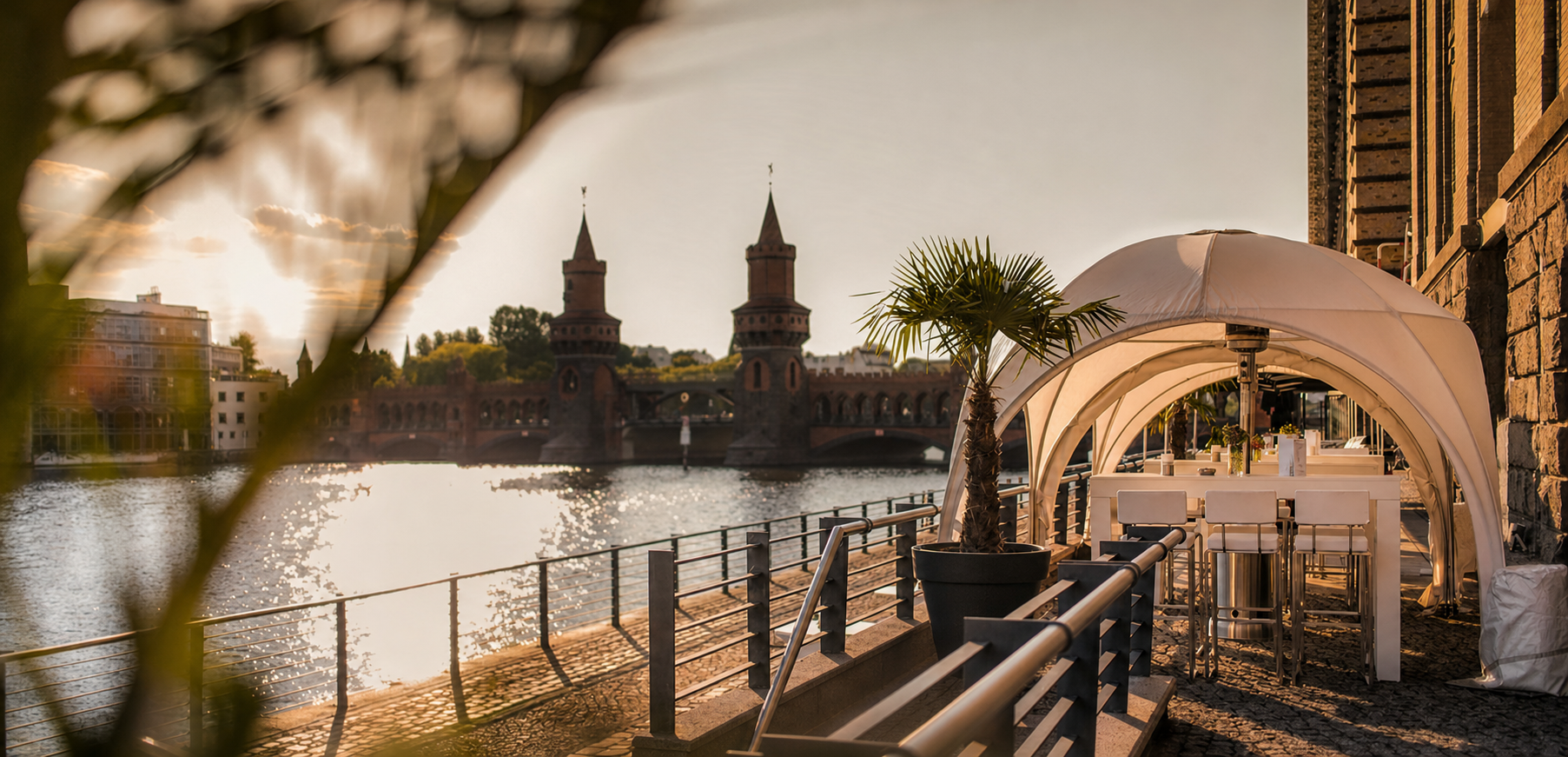 Spreeterrasse mit Blick auf die Oberbaumbrücke